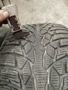 Zimní Nokian 235/50 R17 100V vzorek přes 5mm - 3