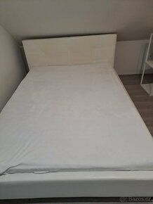 Bílá koženková postel - 3