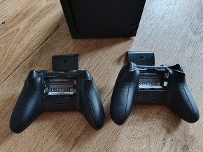 Xbox series X + dva ovladače - 3