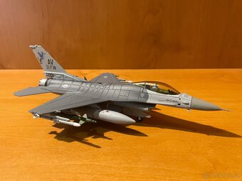 F-16 Fighting Falcon - model letadla 1:72 - 3