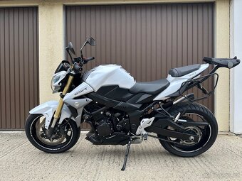 Suzuki GSR 750 - 3