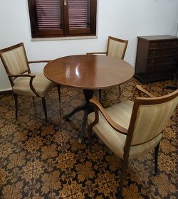 Starožitný dřevěný kulatý stůl a 3 židle vyrobeno v Itálii - 3