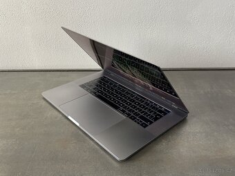 MacBook Pro 15" 2016 i7 / 256GB / 16GB - 3