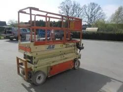 Nůžková pracovní plošina JLG 2033E - 3