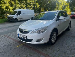 Opel Astra 2.0 dt 118 kW 2011 polokůže - 3