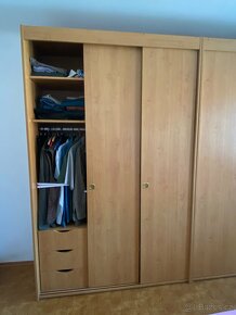 Prostorné šatní skříně s policemi a zásuvkami - 3