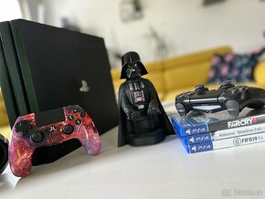 PS4 PRO 1TB, Darth Vader stojan, sluchátka, dva ovladače, hr - 3