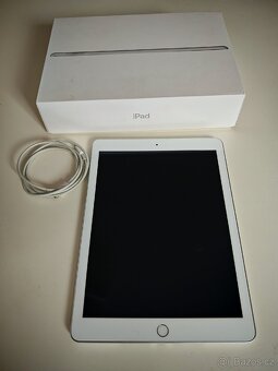 Apple iPad (2017) Wi-Fi 32GB 

 - 3