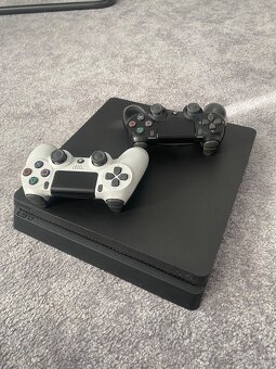 Playstation 4 s mechanikou + 2 ovladače černý a bílý - 3