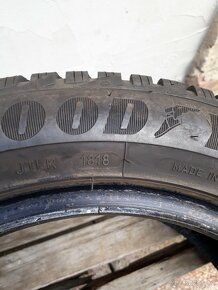 ZIMNÍ PNEU GOODYEAR ULTRAGRIP 8 -- 205/55/R16" - 3