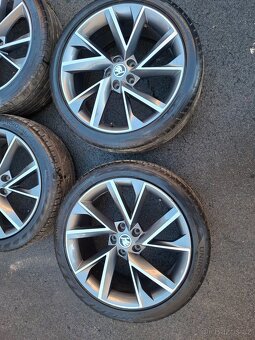 Alu kola 19" Škoda Superb Vega 5x112 s pneu 235/40R19 - 3