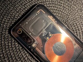 Xiaomi Mi9 - Android 14 - nová batéria - SD855 - 6/64GB - 3