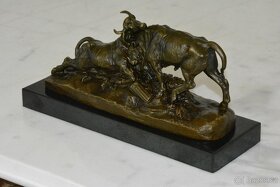 Bronzová soška - Souboj býků na mramoru - 3