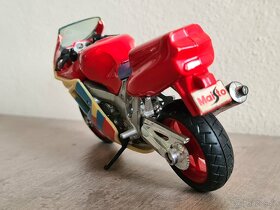 Model motorky Yamaha FZR 600R - Maisto 1/18 - 3