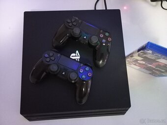 PS 4 PRO + 2 X OVLADAC - 3