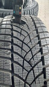 Prodám zimní Audi, VW, Škoda - pneu 205/55/16 Goodyear - 3