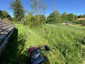 Sekání trávy zahradním traktorem a AKU sekačkou - 3