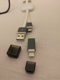 Různé USB a ethernet kabely, VGA kabel k monitoru - 3