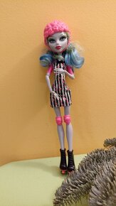 Monster high Ghoulia na bruslích - 3