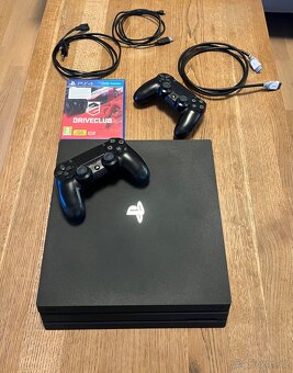 PlayStation 4 Pro 1T, model CUH-7216B  + 2 ovladače + kabelá - 3