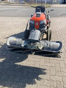 Zahradní traktor Husqvarna LTH 154, zametací kartáč + záchyt - 3