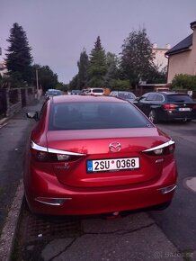 Mazda 3 Sedan, rok výroby 2014 – prémiová červená, top stav - 3