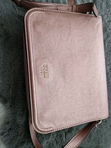 GUESS Crossbody růžová kabelka, jako nová + dustbag - 3