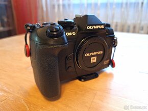 Olympus E-M1 mark III, bateriový grip HLD-9 - 3