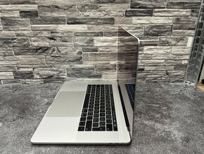 CTO MacBook Pro 15" 2017 i7 / 16GB / 500GB / Pro 560 - 3