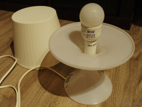 Bílá stolní lampa Ikea, plastová, včetně žárovky - 3