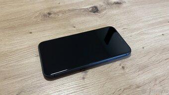 Apple iPhone 11 128GB, příslušenství, 3900Kč - 3