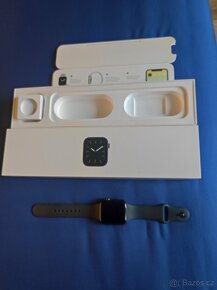 Apple Watch Series 5 44mm - zamknuté - 3