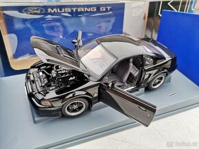 Ford Mustang 2004 1:18 AutoArt - 3