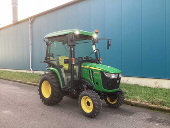 Traktor John Deere 3025E - 3