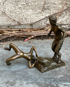 Bronzová socha skupina - Nahá žena a satyr Darky pro dospele - 3
