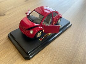 Bburago VOLKSWAGEN New Beetle 1998 červený 1/24 - 3