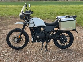 Royal Enfield Himalayan se sport. výfukem a mnoha doplňky - 3