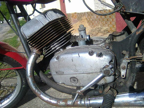 Jawa 350/634- motor, p.vidle, kryt řetězu, kolena, z. blat - 3