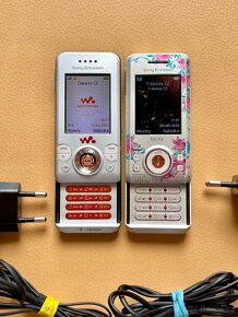 Sony Ericsson W580i a Sony Ericsson S500i - 3