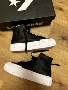 Černé dámské kožené kotníkové tenisky Converse Chuck Taylor - 3