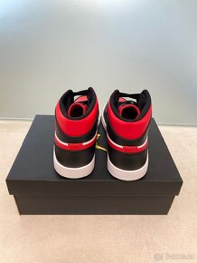 Jordan 1 mid Bred toe - 3