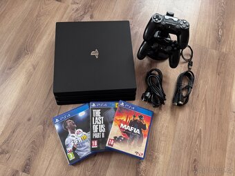 PLAYSTATION 4 Pro - 1TB - 3