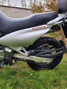 Suzuki XF 650 Freewind - 3