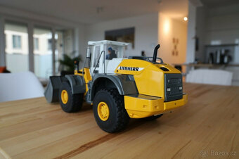 Originální kolový nakladač Graupner Liebherr L574 s hydrauli - 3