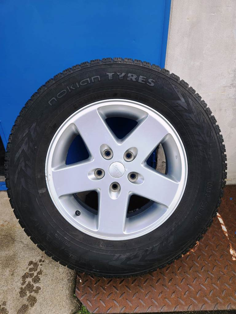 Jeep OEM kola 5x127 + zimní pneu Nokian 255/65R17