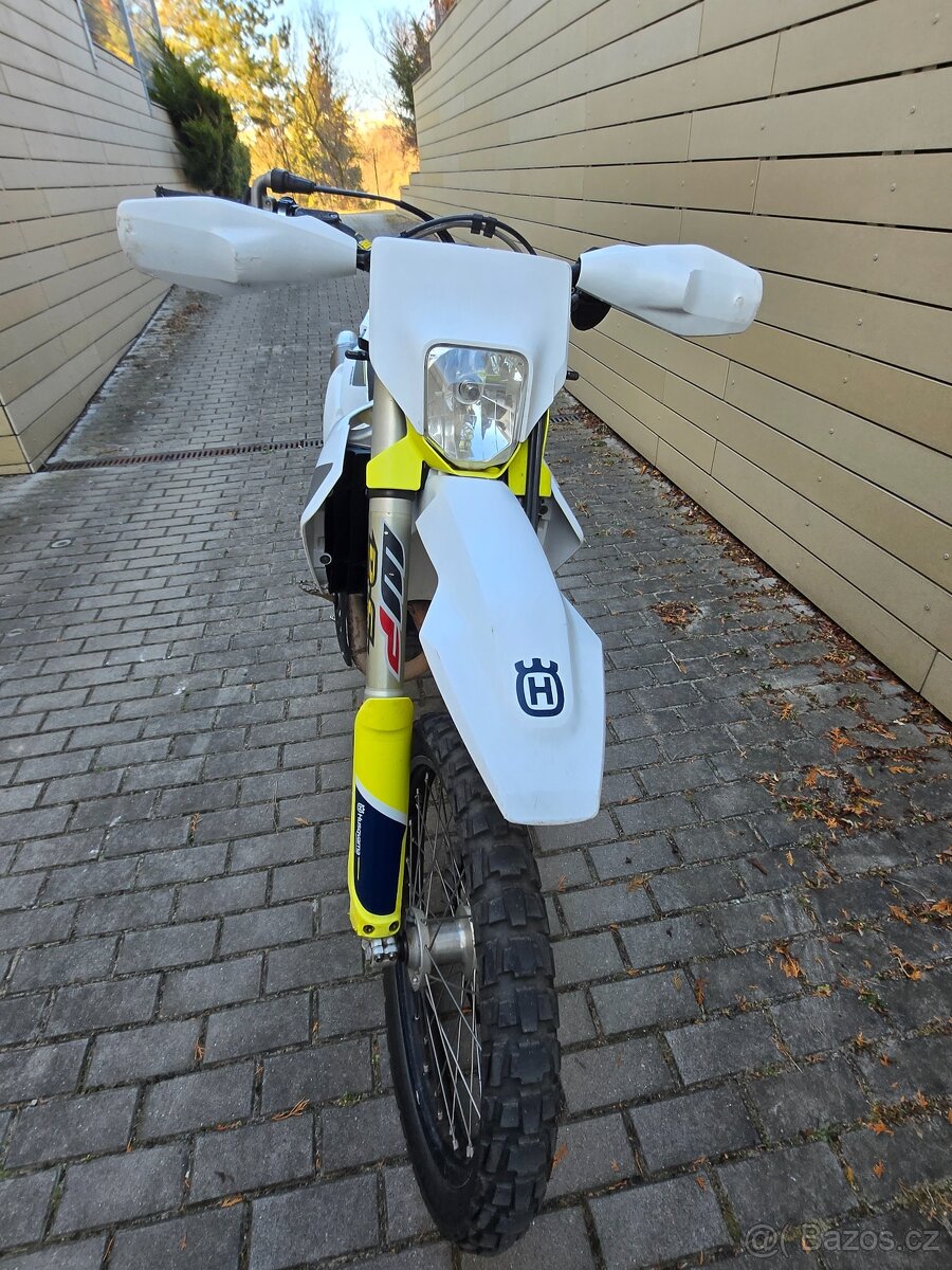 Husqvarna 350FE, 2021,  9 247 km, laděná, Akrapovic