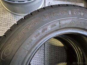 129. nejeté Zimní pneu 2 kusy 215/65/15C GoodYear - 4