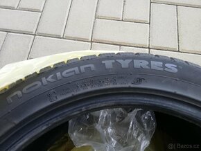 Prodám zimní pneu Nokian 235/45/R18 - 4