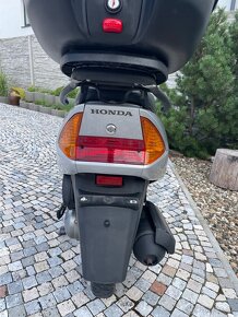 Honda lead 100 rok 2006 -  pouhych 8650 Km - 4