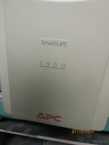 Záložní zdroj UPS APC Smart 1400. - 4